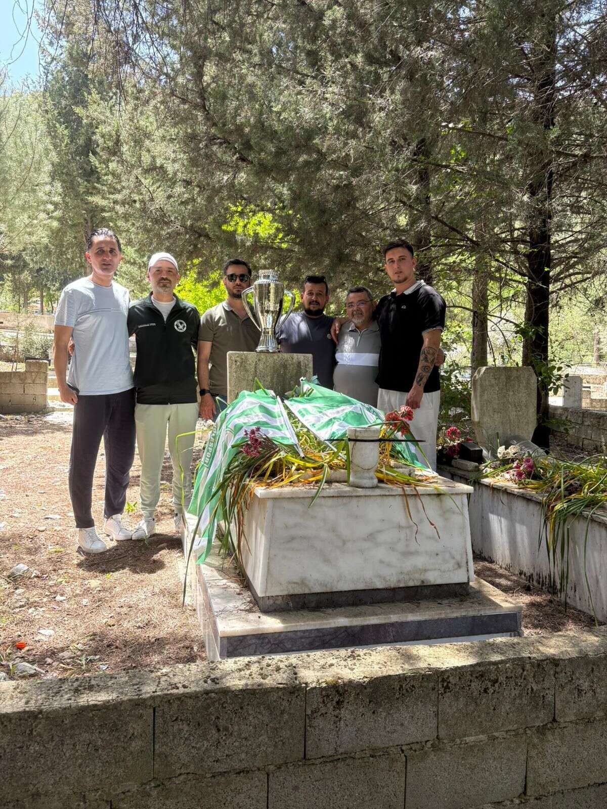 Muğlaspor Taraftarlarından Anlamlı Hareket: Şampiyonluk Kupası Kabirlere Götürüldü 5